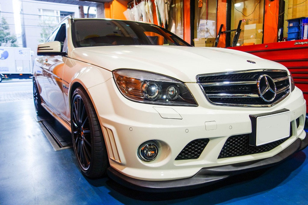 スペーサー 2008年から2014年のメルセデスベンツC350用ホイールスペーサーのH＆amp; R 25mmシルバーボルト H&R 25m ホイールスペーサー取り付け（メルセデス・ベンツ Cクラス セダン