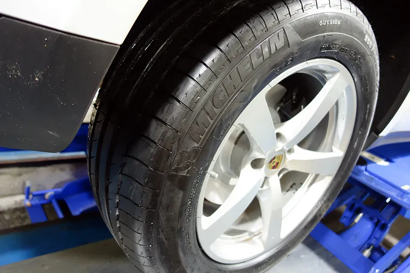 マカン ブレーキ警告灯 ブレーキ交換 タイヤ交換