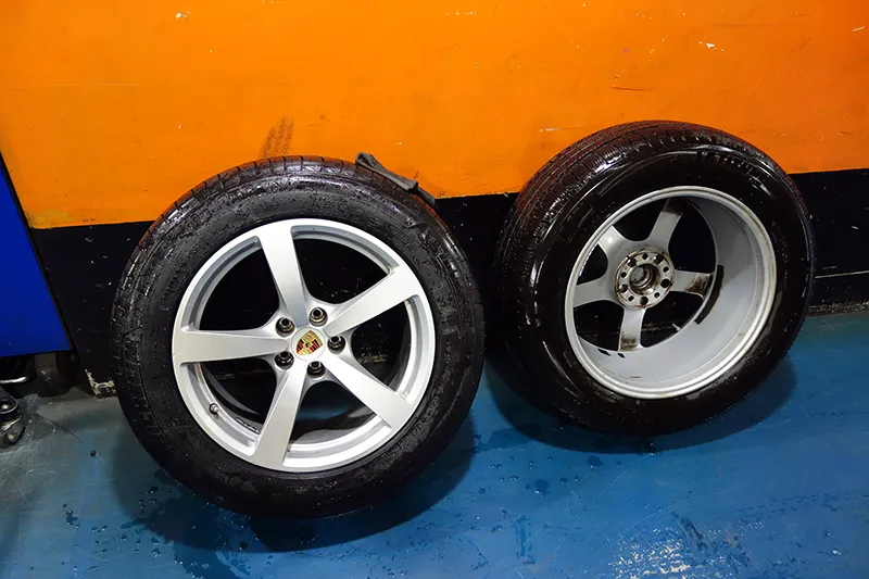 マカン ブレーキ警告灯 ブレーキ交換 タイヤ交換