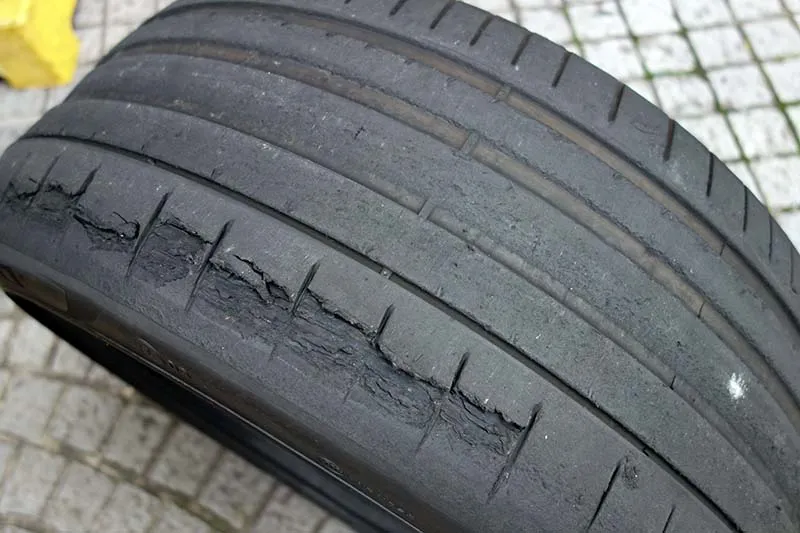 ferarri portfino タイヤ