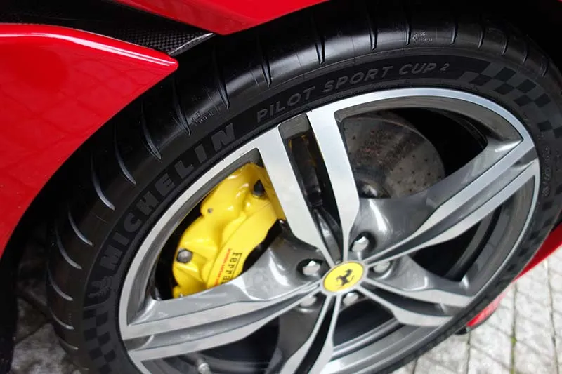 ferarri portfino タイヤ