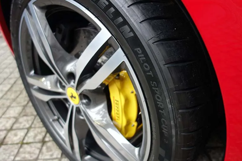 ferarri portfino タイヤ