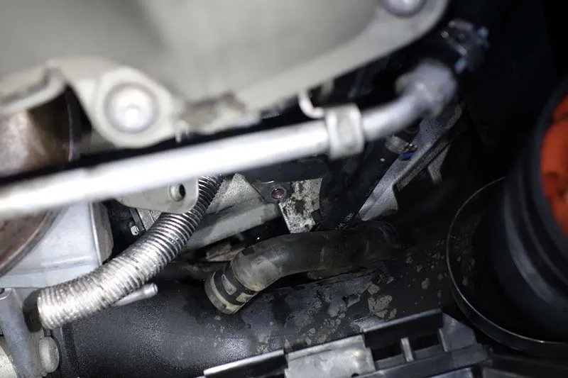 カイエン　冷却水漏れ修理