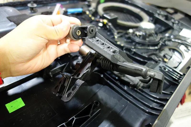 987ケイマン ドアハンドル修理