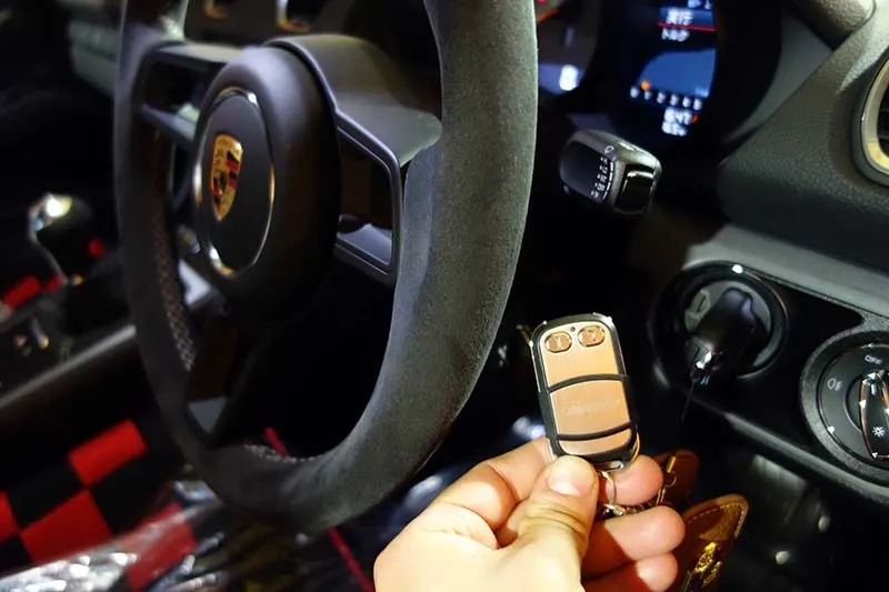 ポルシェ 718ケイマンGT4 エキゾーストフラップコントローラー