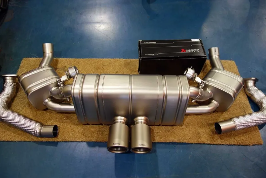 porsche akrapovic マフラー交換