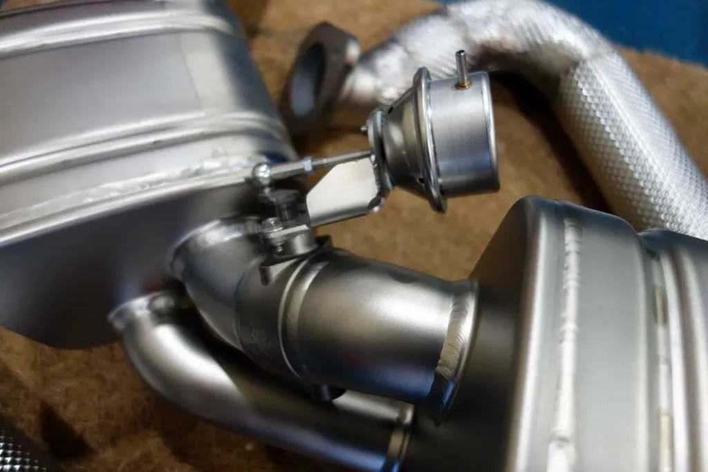 porsche akrapovic マフラー交換