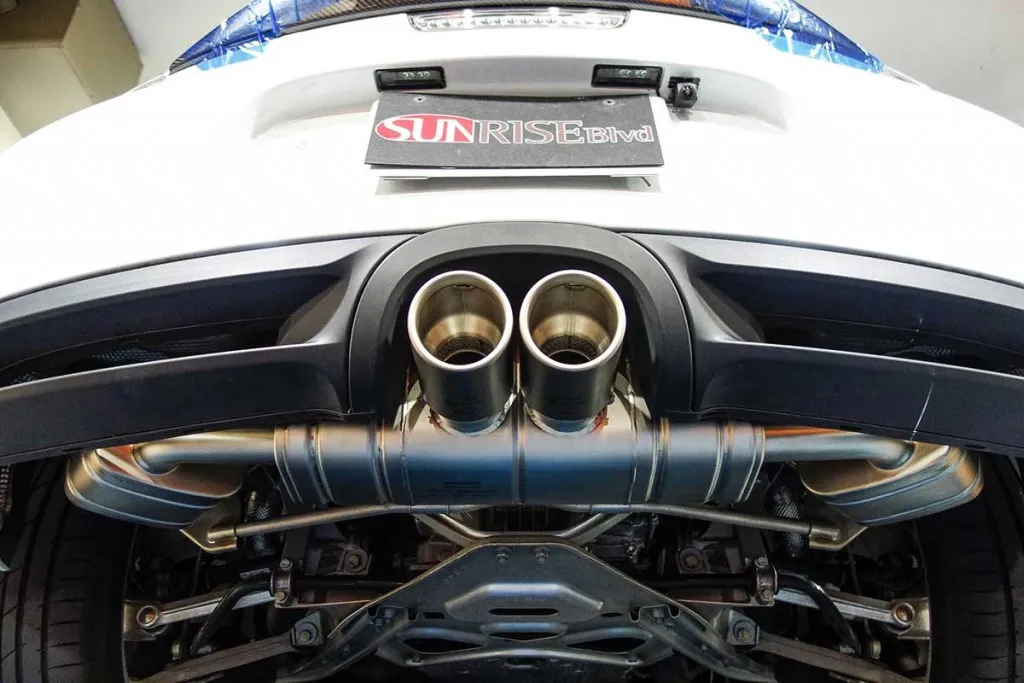 porsche akrapovic マフラー交換