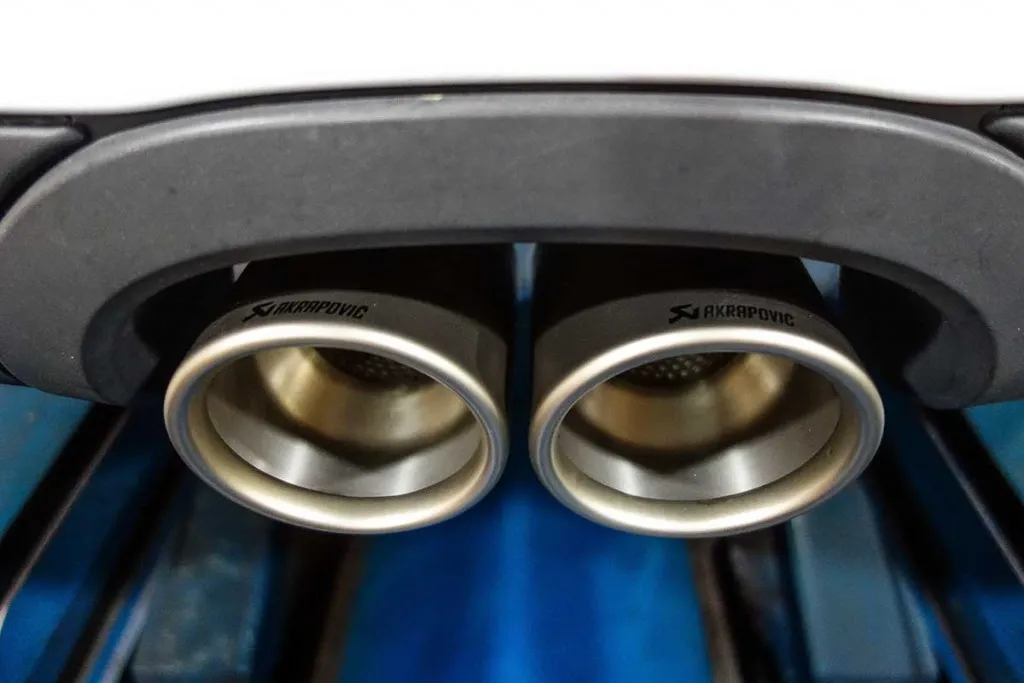 porsche akrapovic マフラー交換