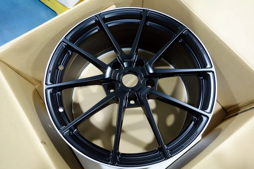 ポルシェ 981ケイマンGT4 19インチホイール