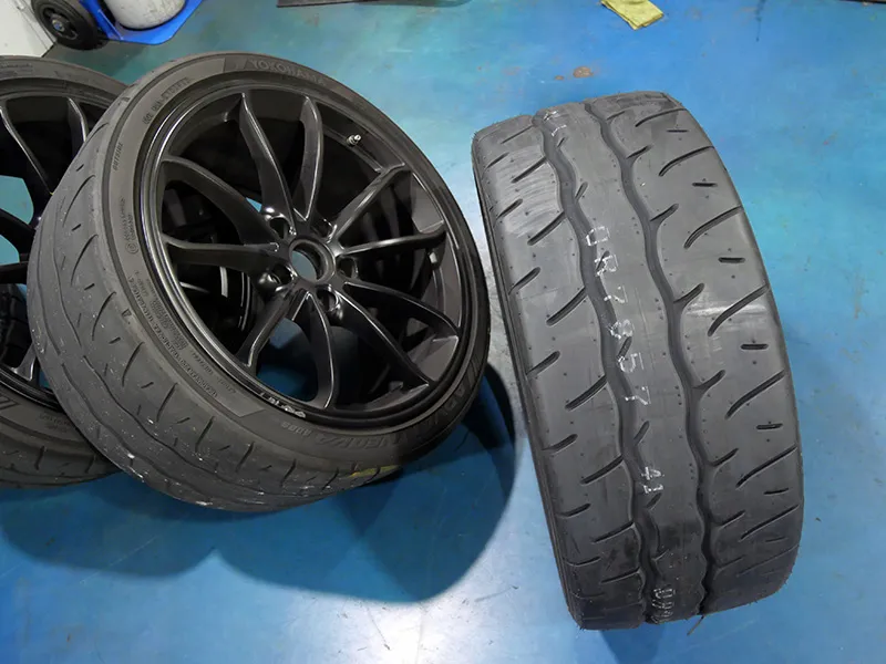 ポルシェ タイヤ交換 ケイマンGT4