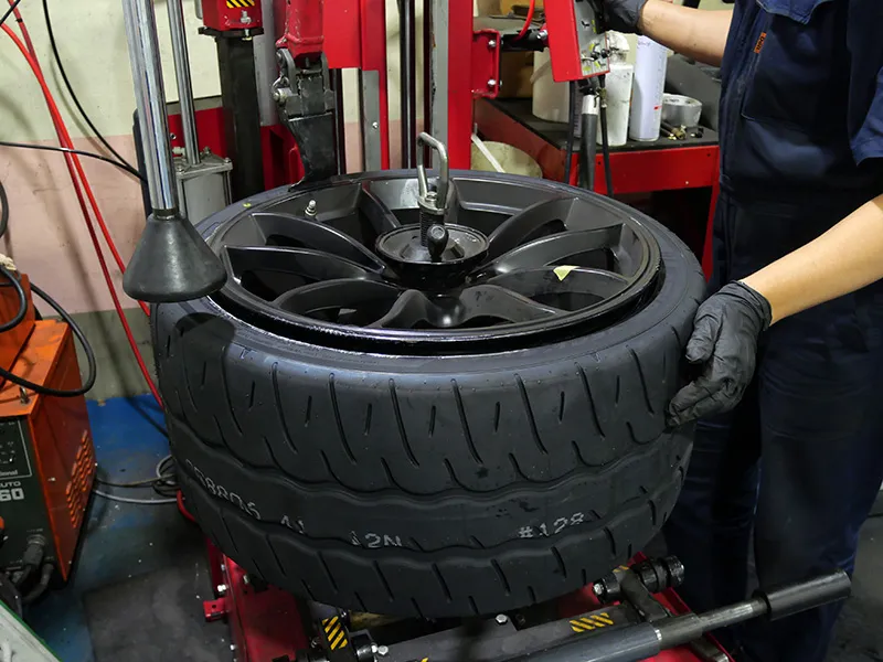 ポルシェ タイヤ交換 ケイマンGT4