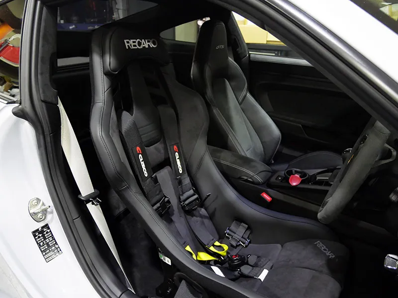 992カレラGTS シート交換　バケットシート取付 ６点式ハーネス取付