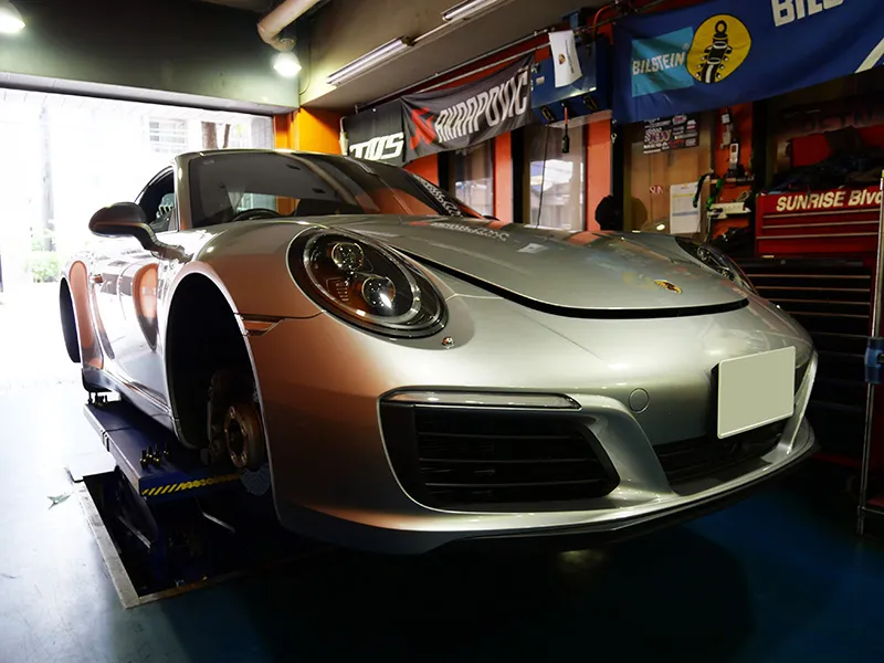 ポルシェ 991 オイル交換作業 タイヤ点検