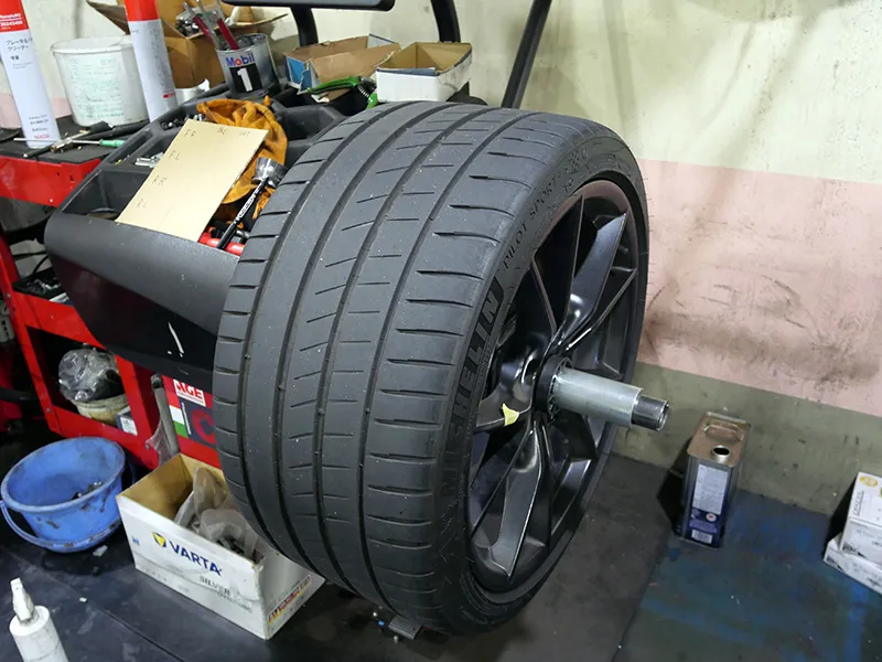 ポルシェ 991 オイル交換作業 タイヤ点検