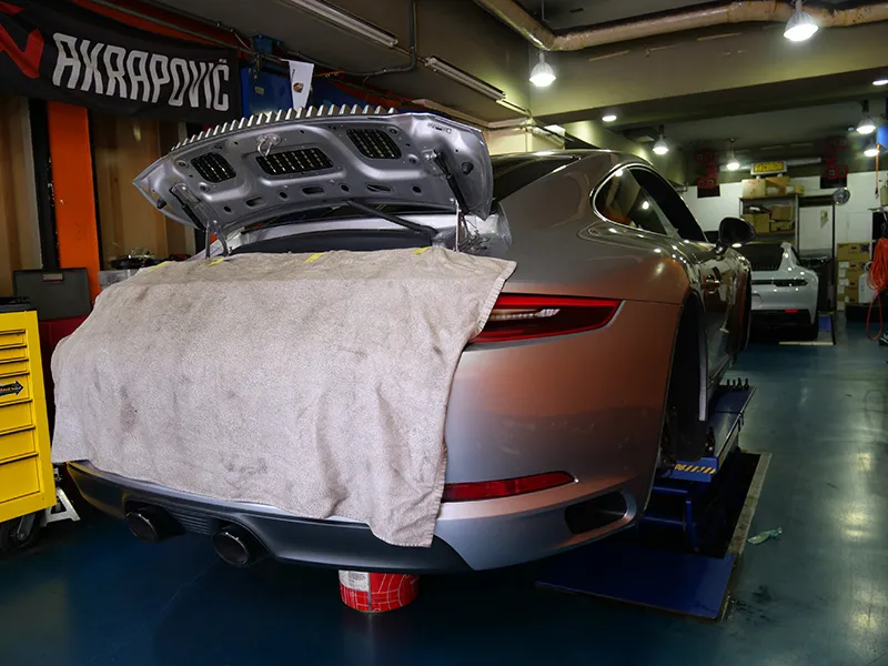 ポルシェ 991 オイル交換作業 タイヤ点検